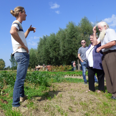 Jarno geeft een rondleiding op zijn boerderij