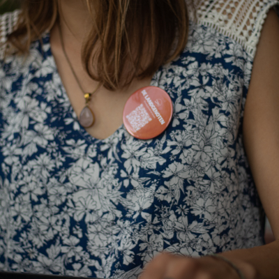 Vrijwilliger met schenkingsbutton