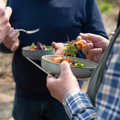 mensen eten op een evenement van de landgenoten