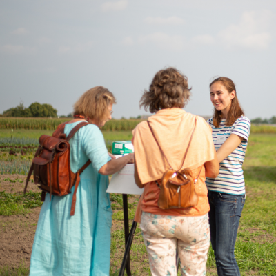 Vrijwilligers praat met mensen op evenement