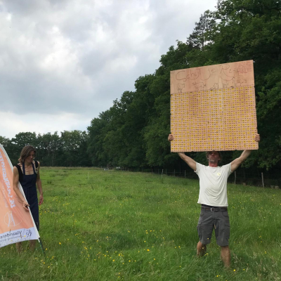 Pepijn steekt bord in de lucht
