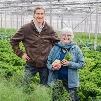 Vera en Jarno in een serre op de boerderij van Jarno