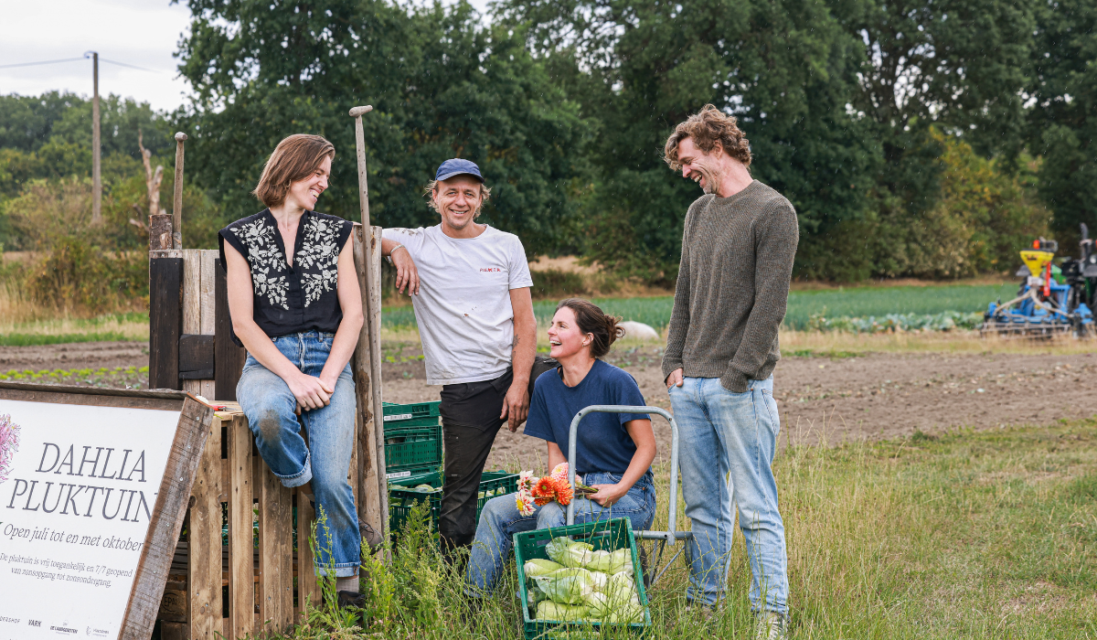 Pepijn en Sophie van Duifhuis poseren samen op een veld met Bas en Emma van Herdershof